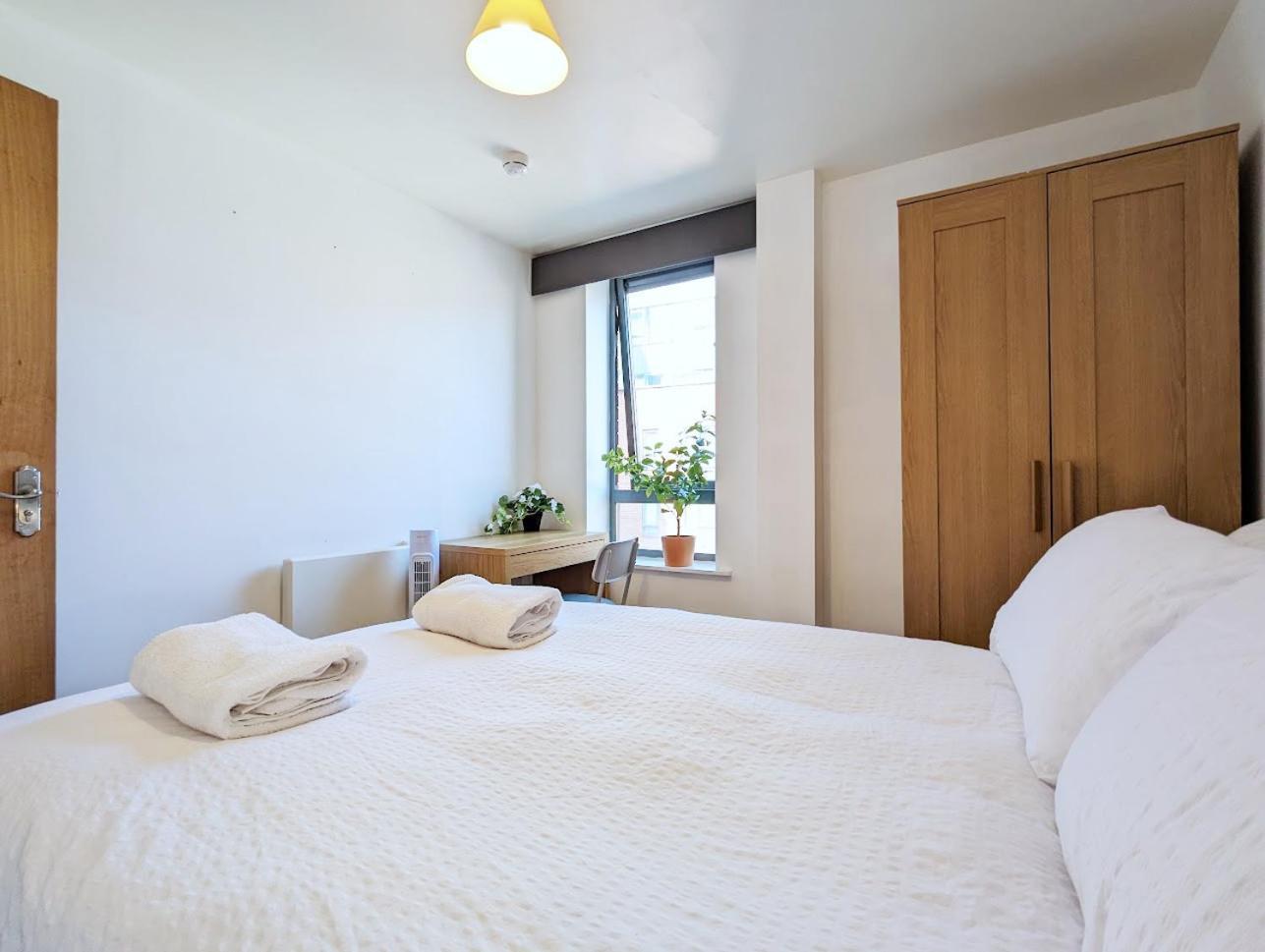 Guest Room In City Centre Near Key Attractions Liverpool Bagian luar foto