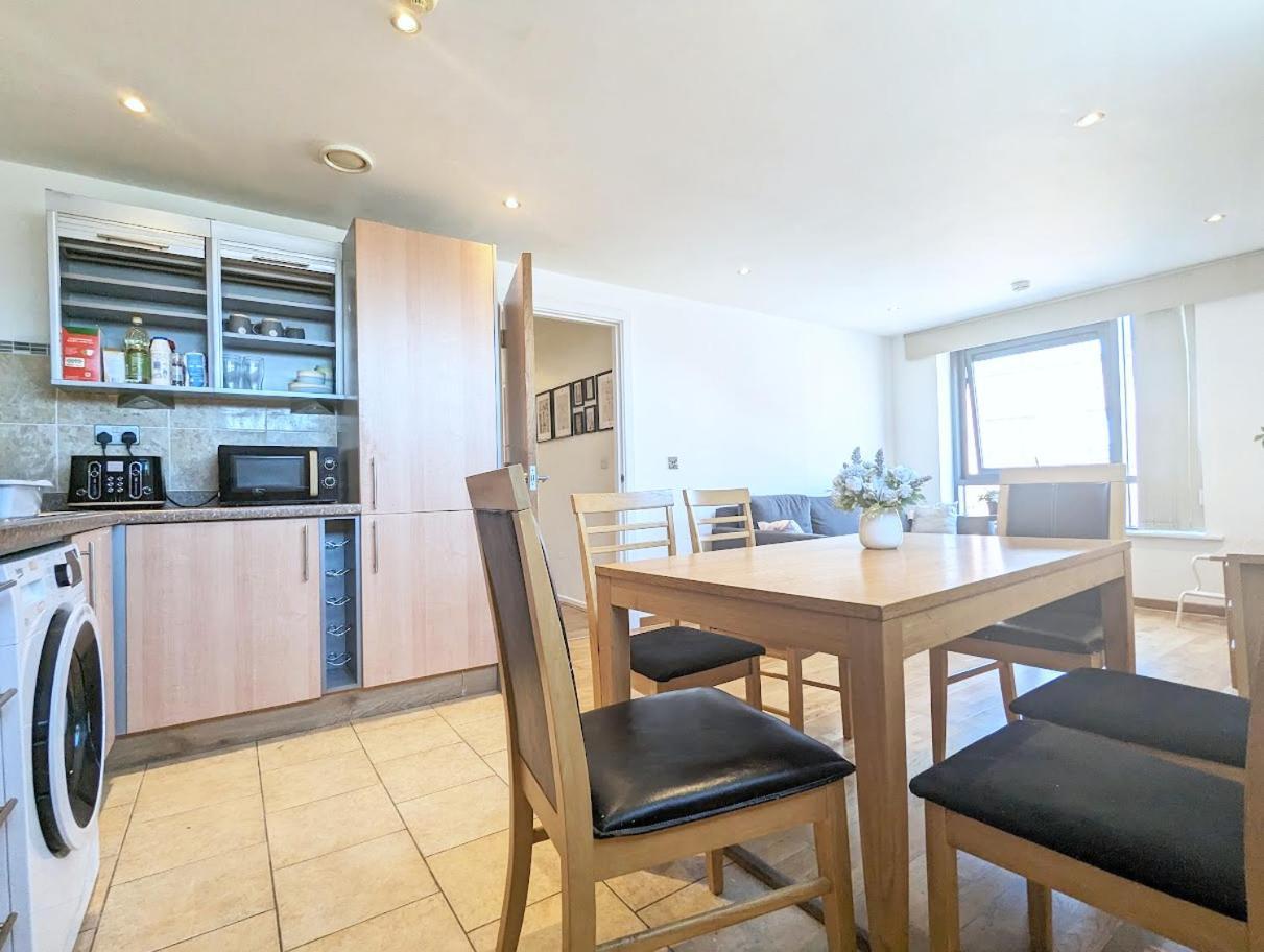 Guest Room In City Centre Near Key Attractions Liverpool Bagian luar foto